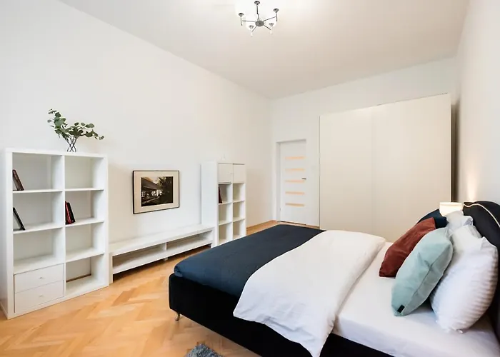 Metro Swietokrzyska Enchanting Apartment